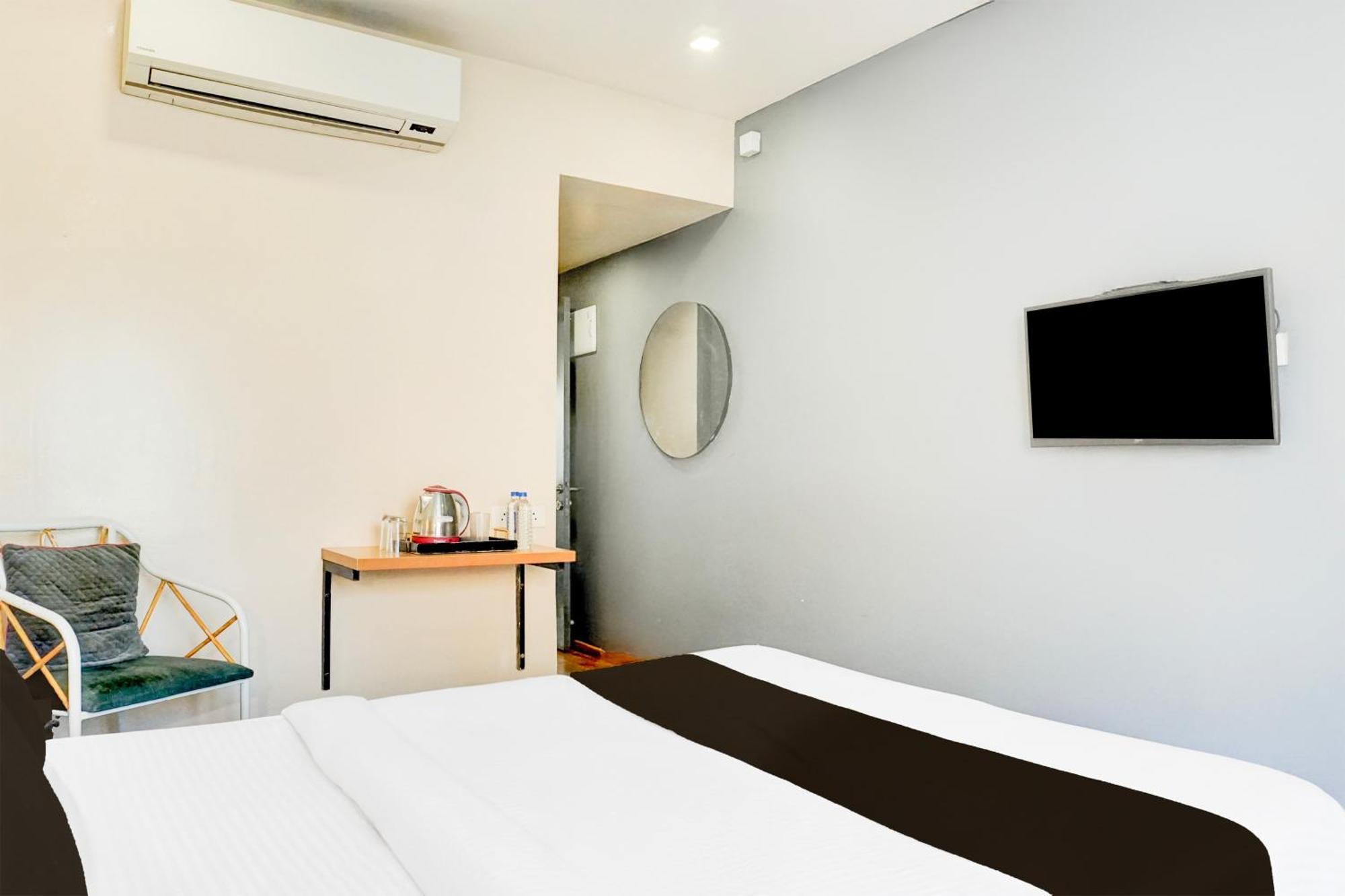 Super Townhouse Mg Road Pune Eksteriør billede