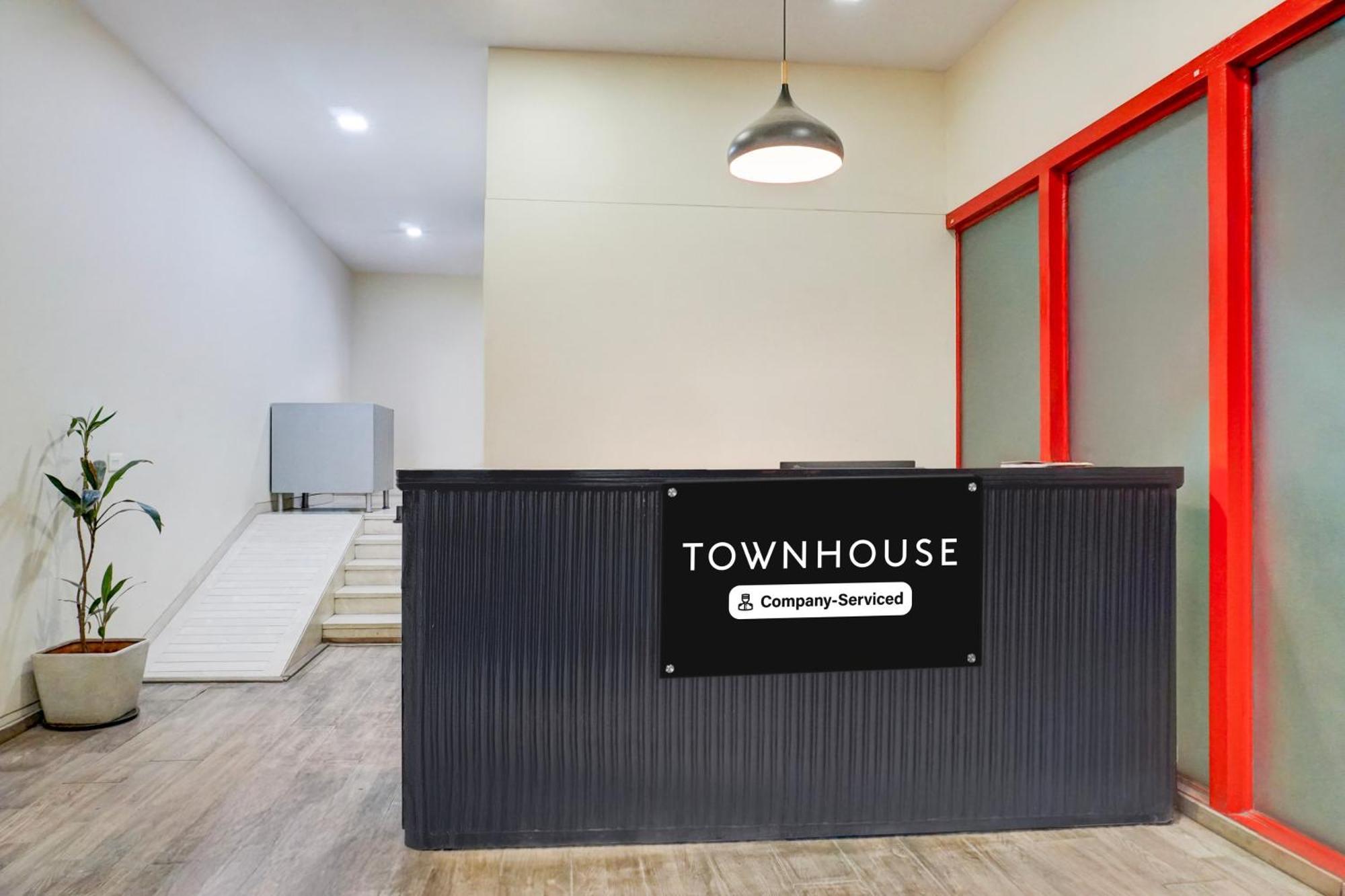 Super Townhouse Mg Road Pune Eksteriør billede