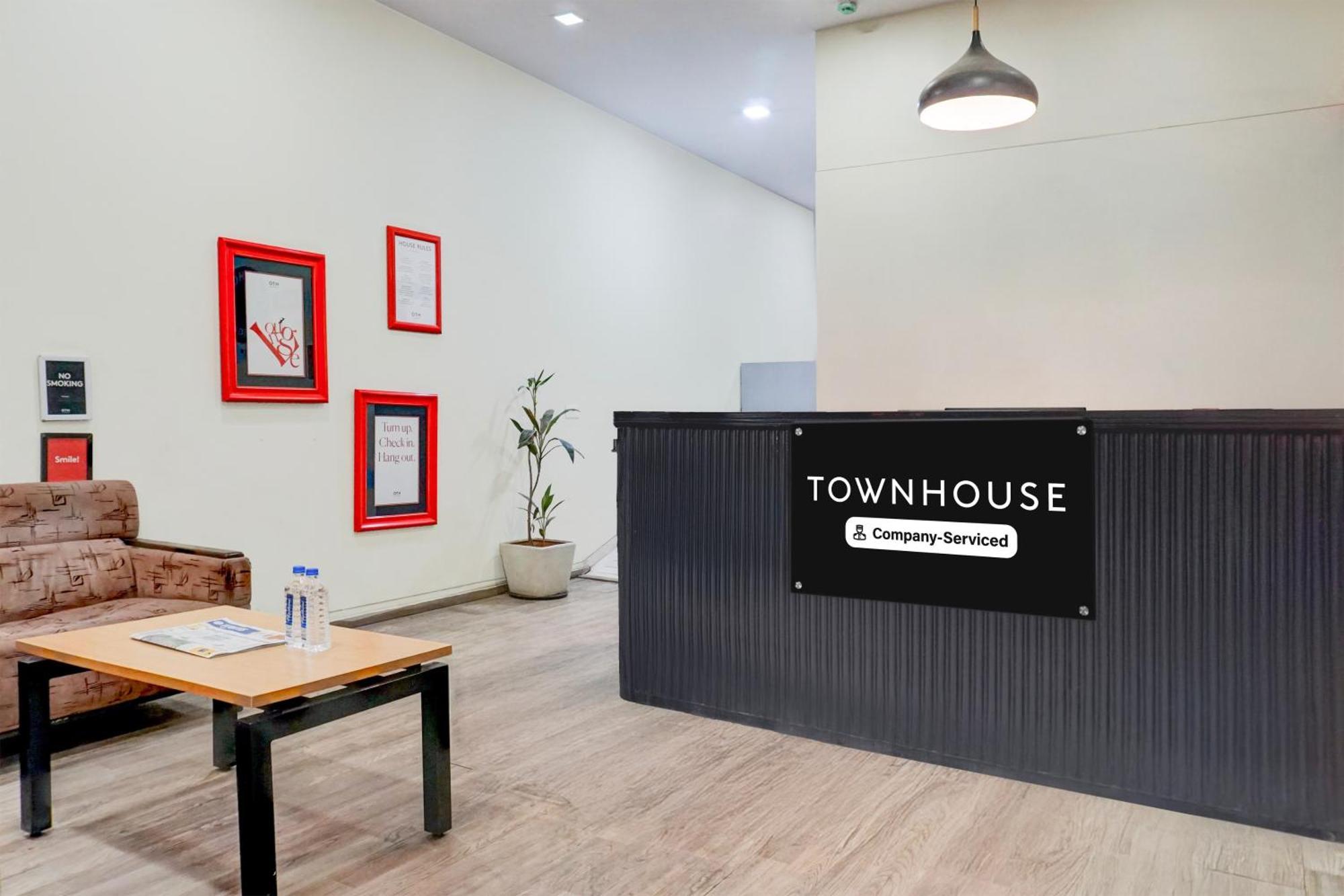 Super Townhouse Mg Road Pune Eksteriør billede