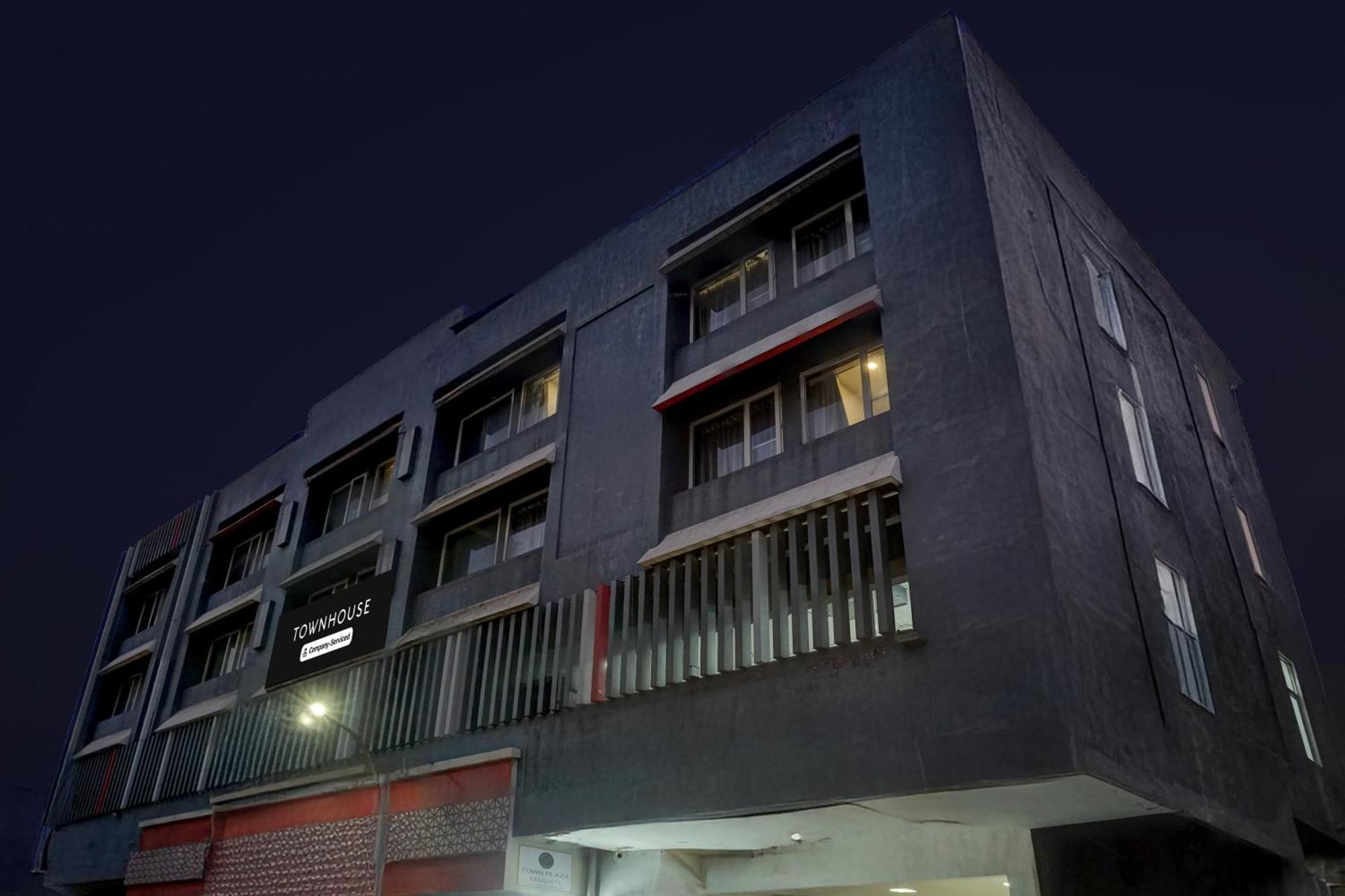 Super Townhouse Mg Road Pune Eksteriør billede