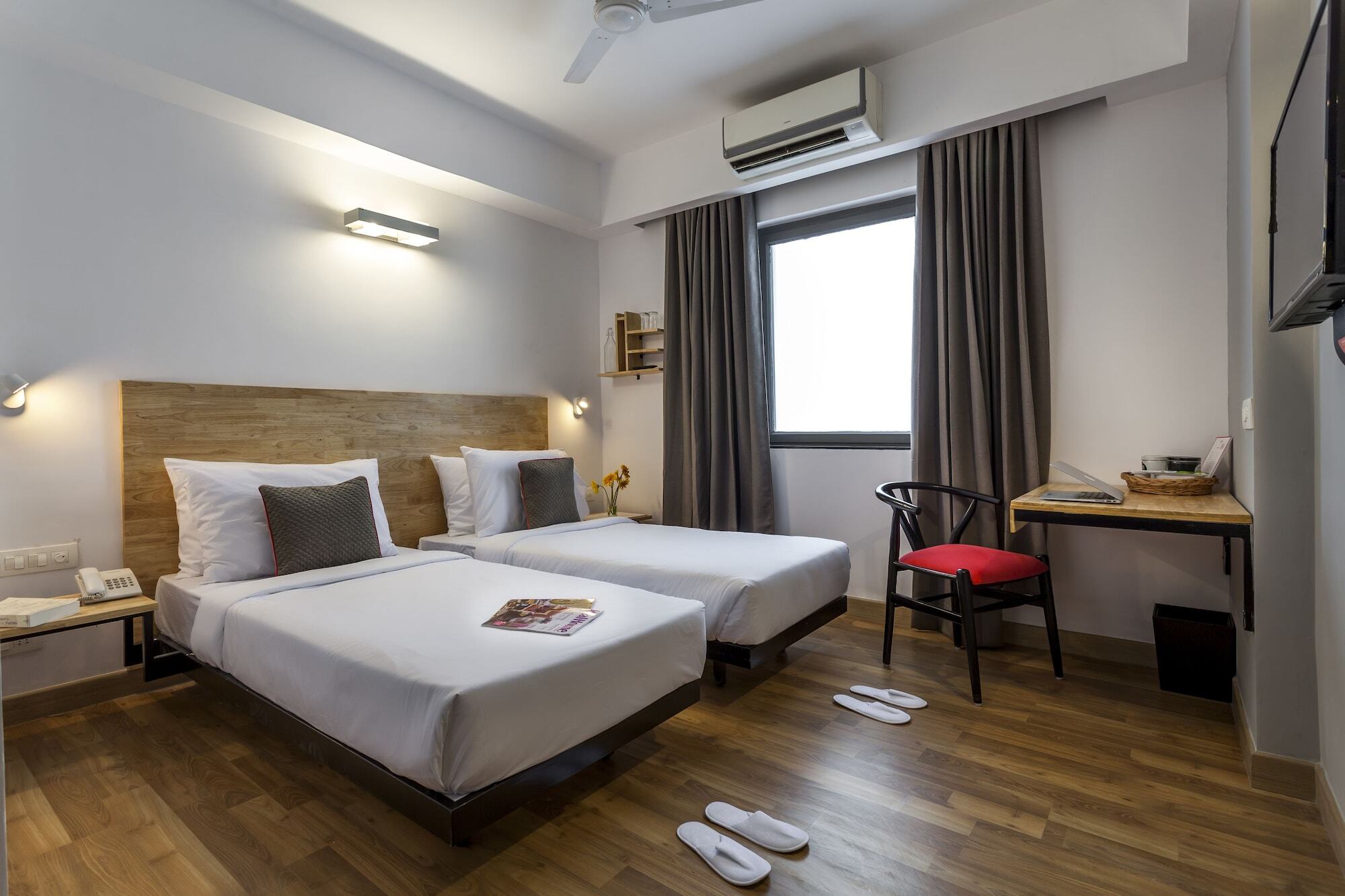 Super Townhouse Mg Road Pune Eksteriør billede